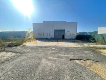 Armazém para Arrendamento em Oiã