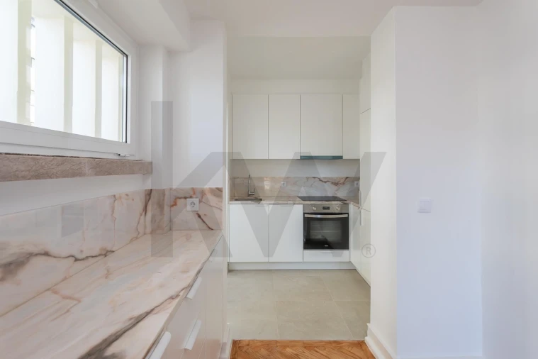 Apartamento T2 para Arrendamento em Campolide Foto 7