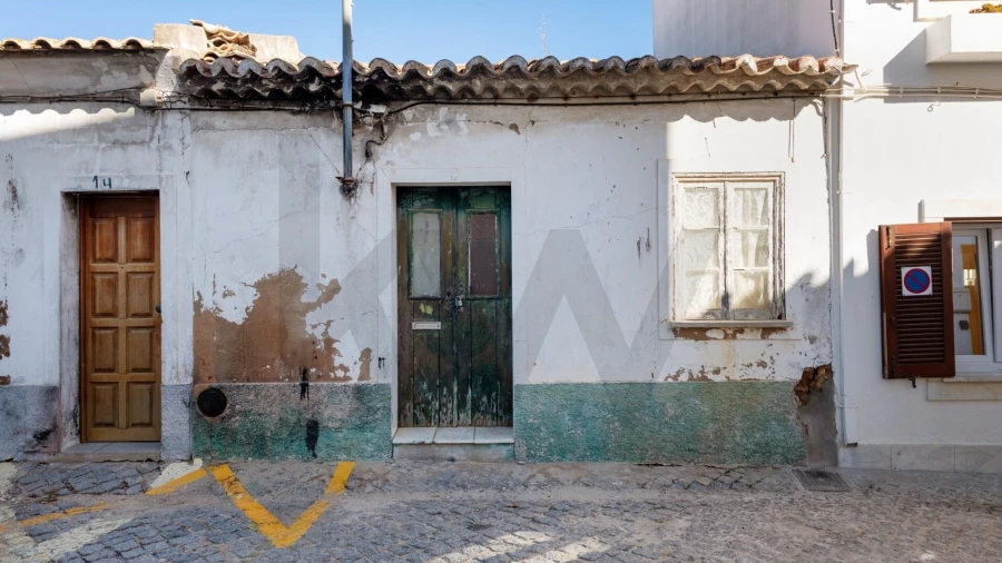 Moradia T1 para Venda em Bensafrim e Barão de São João