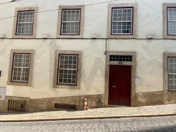 Apartamento T2 para Arrendamento em Santa Maria Maior