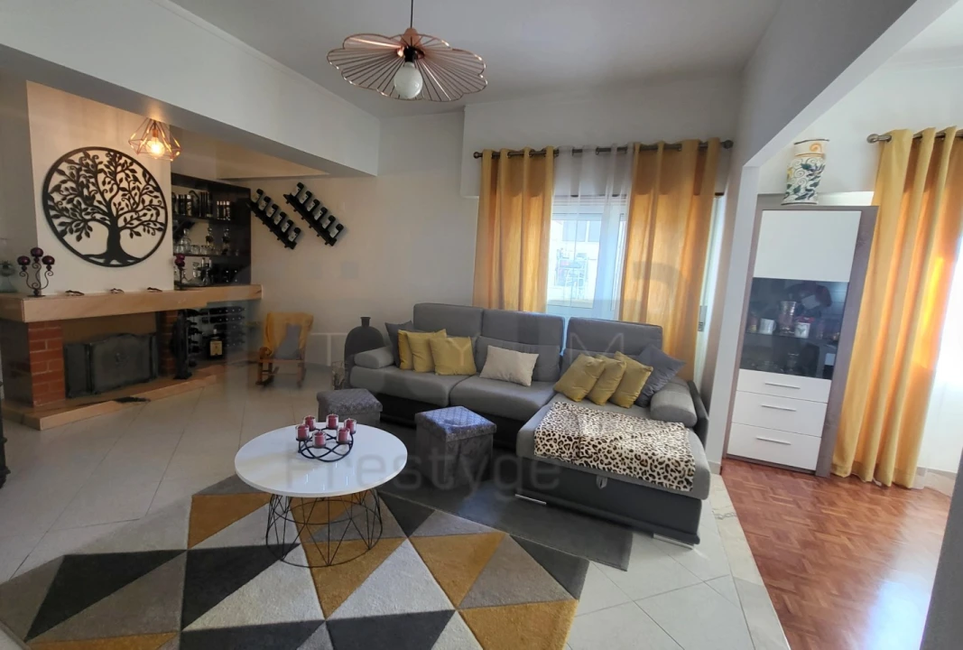 Apartamento T4 para Venda em São João Baptista e Santa Maria dos Olivais Foto 1