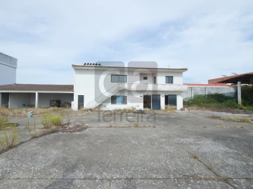 Armazém para Venda em Almeirim