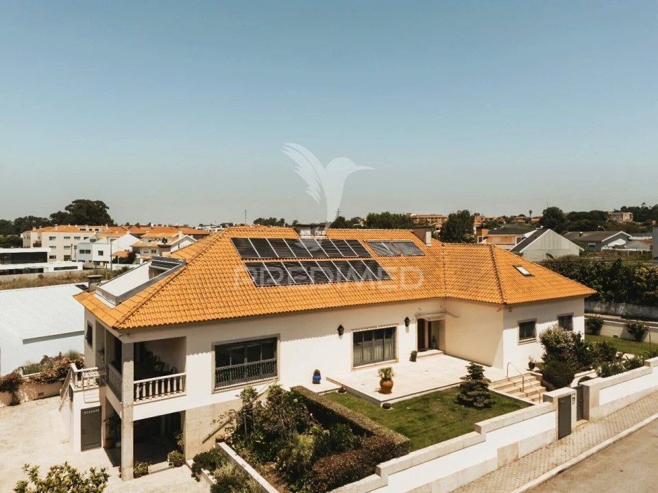 Moradia T5 para Venda em Arcozelo Foto 1