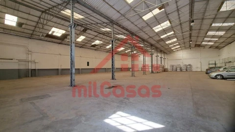 Armazém para Arrendamento em Santa Maria, São Pedro e Matacães