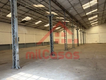 Armazém para Arrendamento em Santa Maria, São Pedro e Matacães