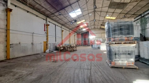 Armazém para Arrendamento em Santa Maria, São Pedro e Matacães