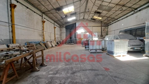 Armazém para Arrendamento em Santa Maria, São Pedro e Matacães