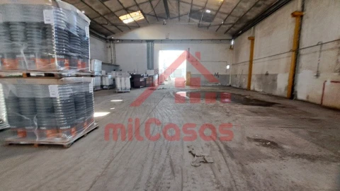 Armazém para Arrendamento em Santa Maria, São Pedro e Matacães