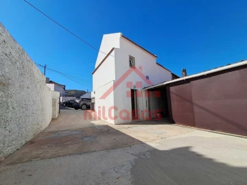 Moradia T2 para Venda em Igreja Nova e Cheleiros