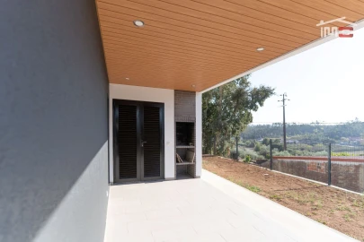 Moradia T3 para Venda em Nossa Senhora da Piedade