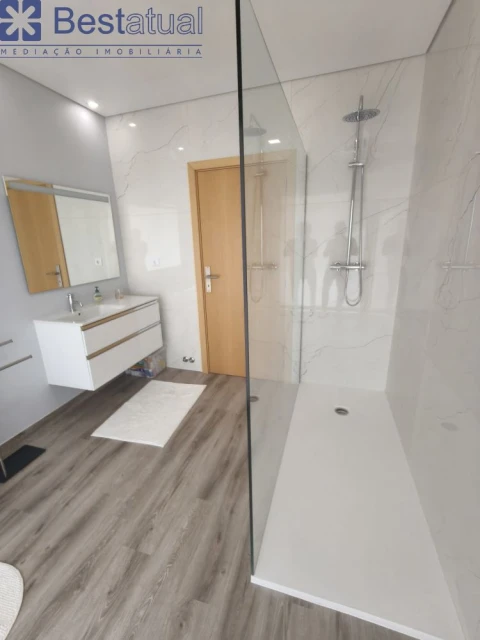 Moradia T3 para Venda em Rio Mau e Arcos