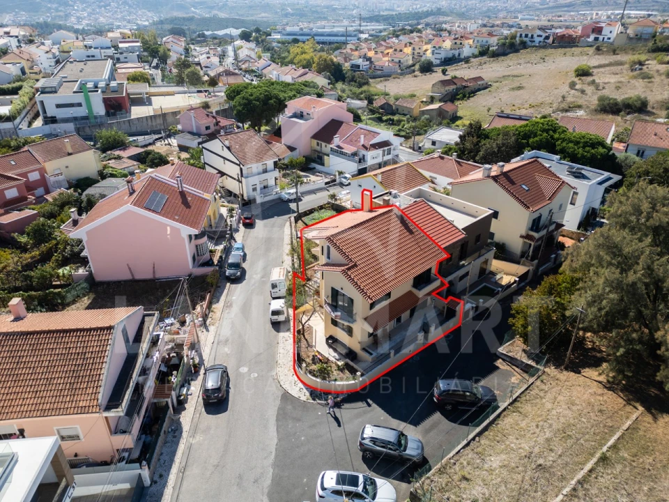 Moradia T4 para Venda em Pontinha e Famões Foto 1