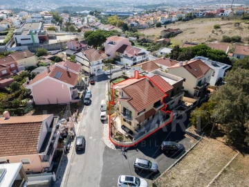 Moradia T4 para Venda em Pontinha e Famões