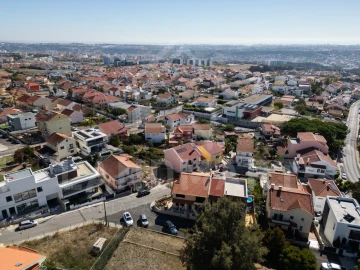 Moradia T4 para Venda em Pontinha e Famões