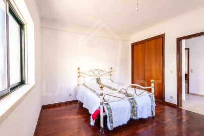 Moradia T4 para Venda em Pontinha e Famões
