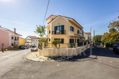 Moradia T4 para Venda em Pontinha e Famões