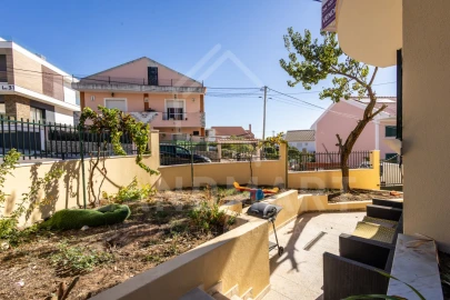 Moradia T4 para Venda em Pontinha e Famões