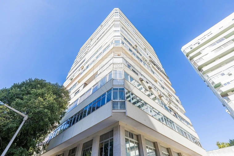 Apartamento T3 para Arrendamento em São Domingos de Benfica Foto 4