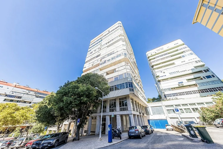Apartamento T3 para Arrendamento em São Domingos de Benfica Foto 3