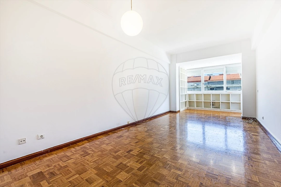Apartamento T3 para Arrendamento em São Domingos de Benfica Foto 1