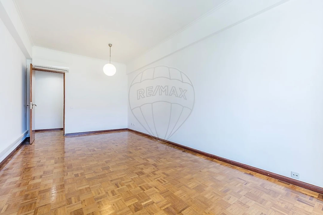Apartamento T3 para Arrendamento em São Domingos de Benfica Foto 6