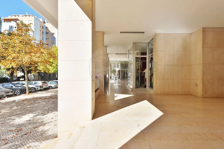 Apartamento T4 para Arrendamento em Benfica Foto 22