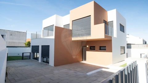 Moradia T5 para Venda em São Domingos de Rana