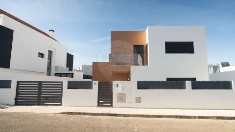 Moradia T5 para Venda em São Domingos de Rana
