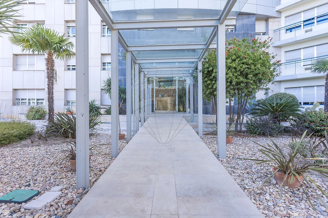 Apartamento T4 para Arrendamento em Campolide Foto 31