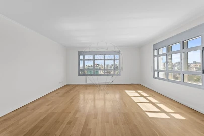 Apartamento T4 para Arrendamento em Campolide