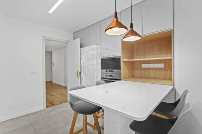 Apartamento T4 para Arrendamento em Campolide