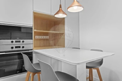 Apartamento T4 para Arrendamento em Campolide