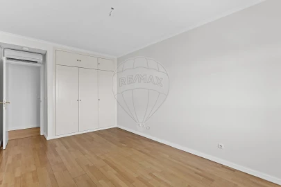 Apartamento T4 para Arrendamento em Campolide
