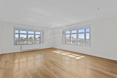Apartamento T4 para Arrendamento em Campolide