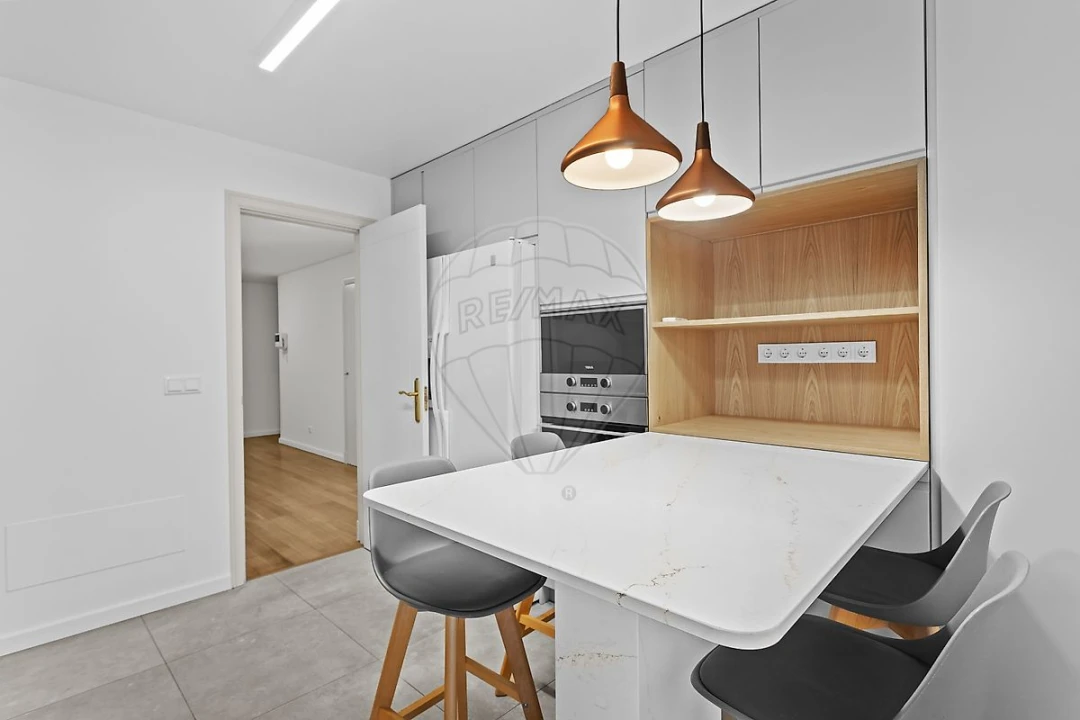 Apartamento T4 para Arrendamento em Campolide Foto 14