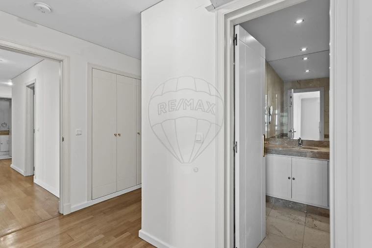 Apartamento T4 para Arrendamento em Campolide Foto 24