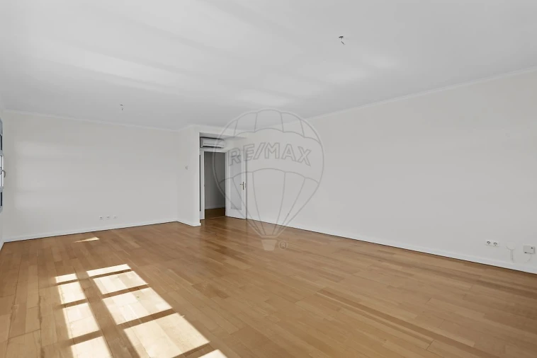 Apartamento T4 para Arrendamento em Campolide Foto 6