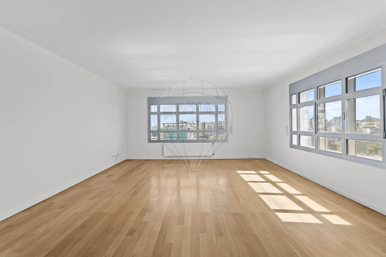 Apartamento T4 para Arrendamento em Campolide Foto 8