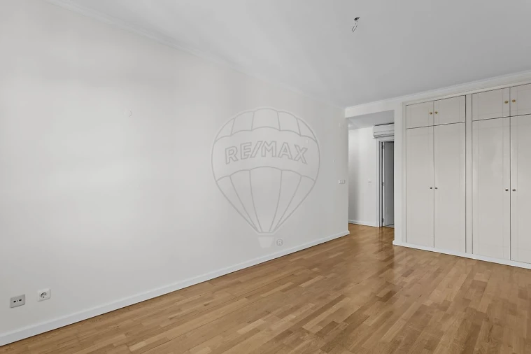 Apartamento T4 para Arrendamento em Campolide Foto 23