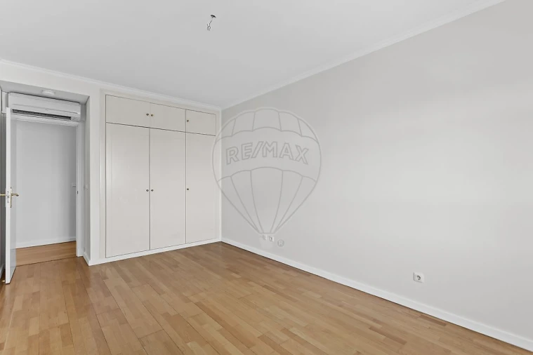 Apartamento T4 para Arrendamento em Campolide Foto 18
