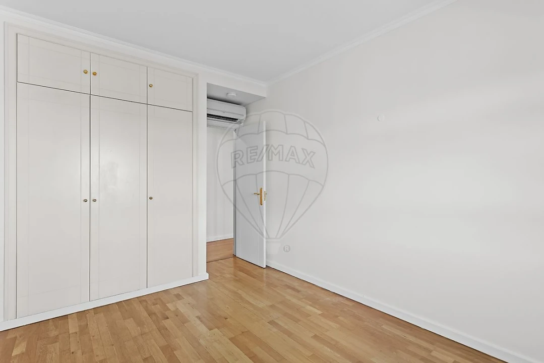 Apartamento T4 para Arrendamento em Campolide Foto 19