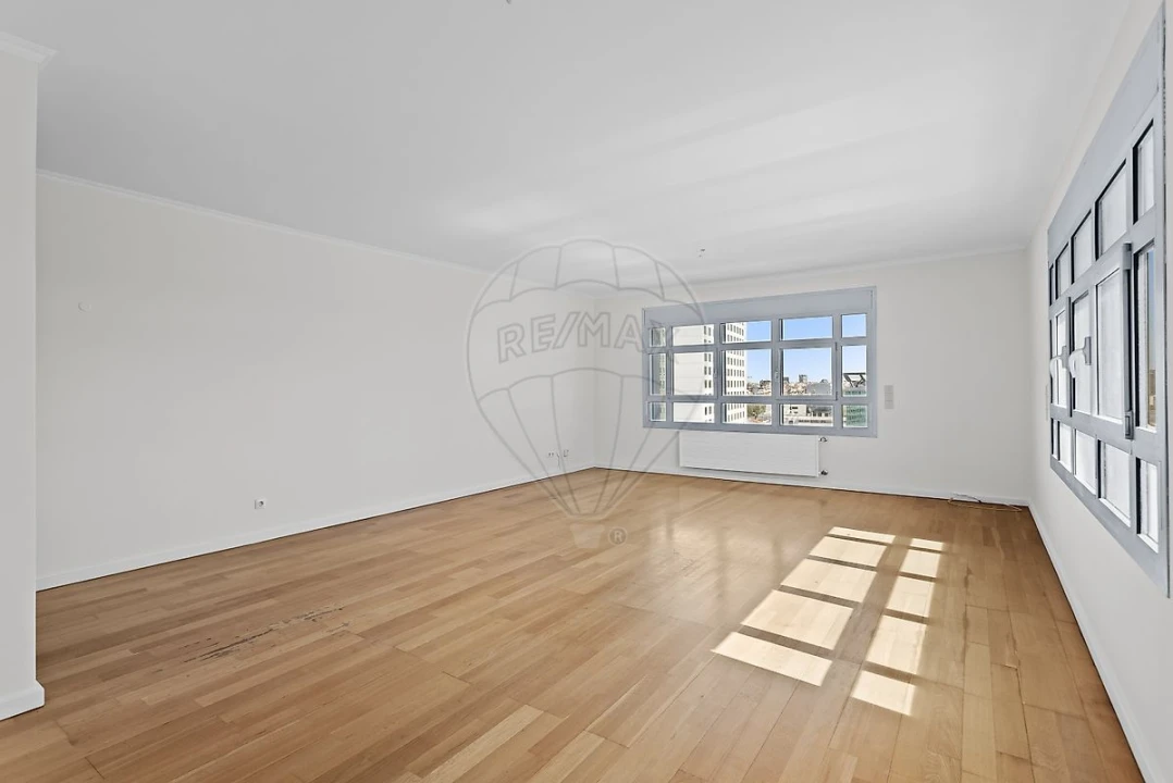 Apartamento T4 para Arrendamento em Campolide Foto 7