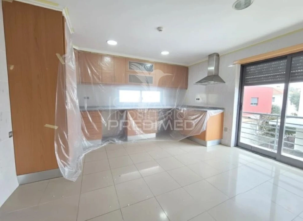 Moradia T5 para Venda em Laranjeiro e Feijó Foto 2