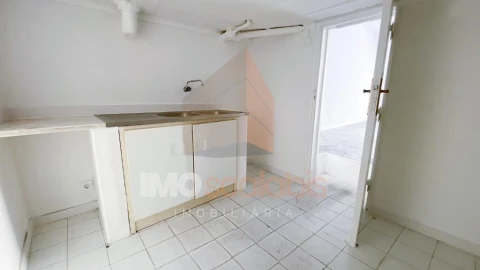Loja para Arrendamento em Romeira e Várzea