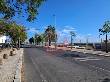 Loja para Arrendamento em Almada, Cova da Piedade, Pragal e Cacilhas