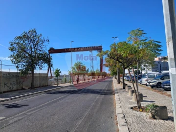 Loja para Arrendamento em Almada, Cova da Piedade, Pragal e Cacilhas