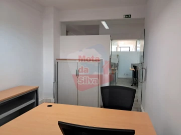 Loja para Arrendamento em Almada, Cova da Piedade, Pragal e Cacilhas