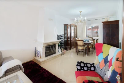 Apartamento T3 para Venda em Quelfes