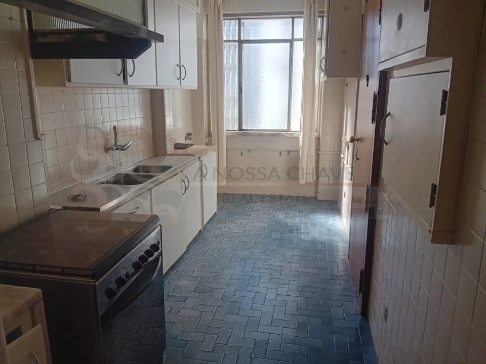 Apartamento T4 para Venda em Alvalade Foto 2