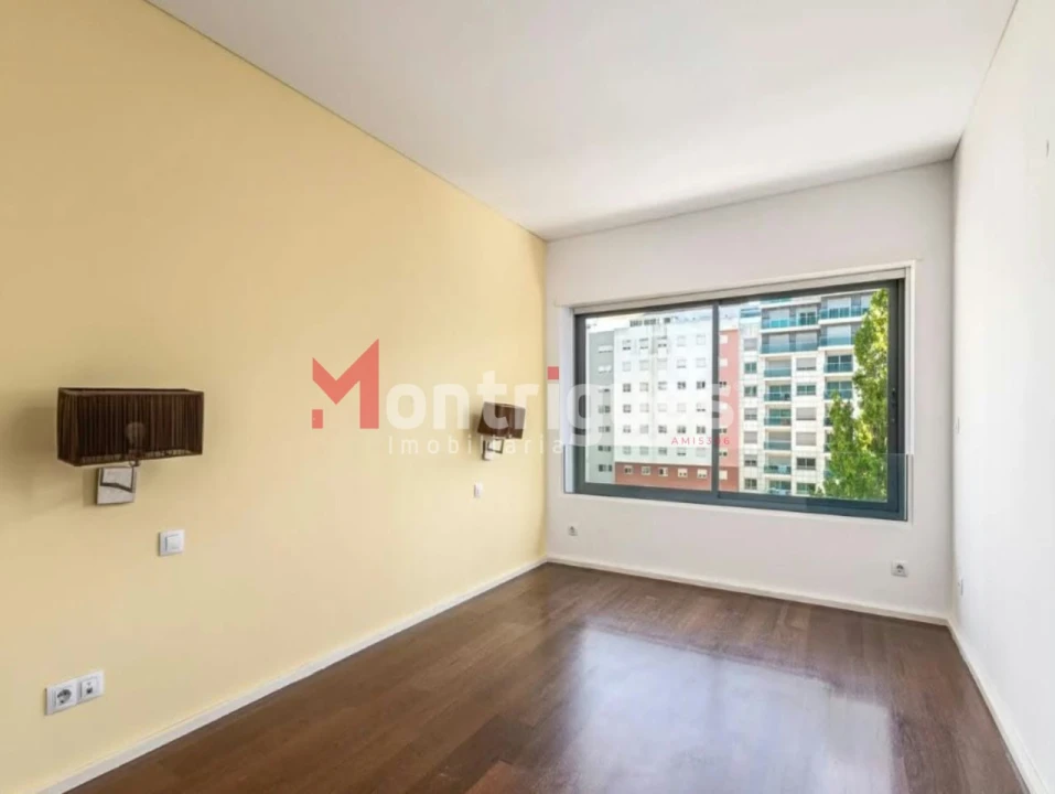 Apartamento T2 para Venda em Alvalade Foto 17
